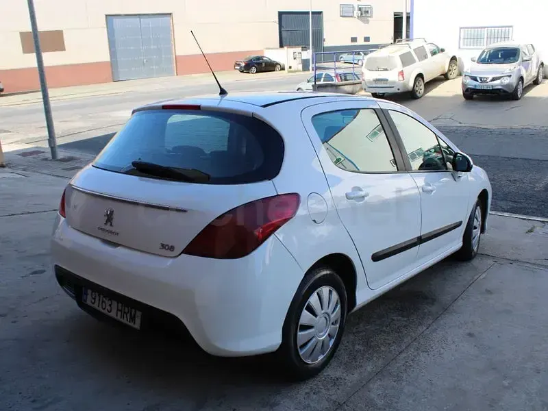 Usado Peugeot 308 Access 98 CV (72 kW) 2013 Blanco Berlina