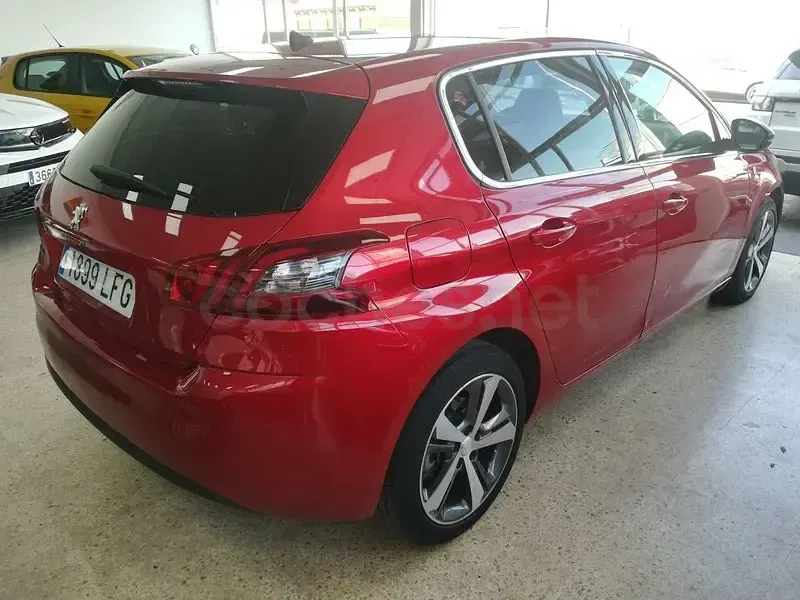 Usado Peugeot 308 130 CV (95 kW) 2020 Granate Berlina