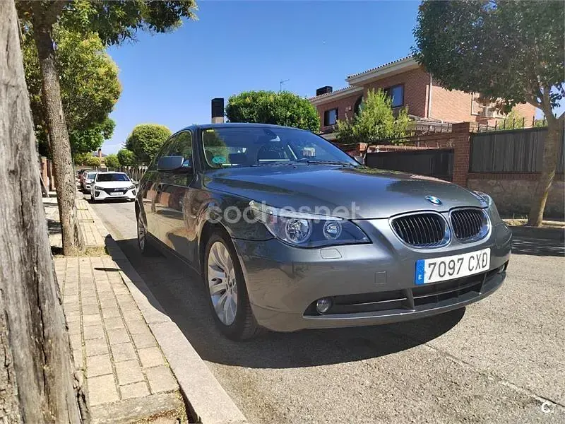 Usado BMW 520 170 CV (125 kW) 2004 Gris / plata Berlina