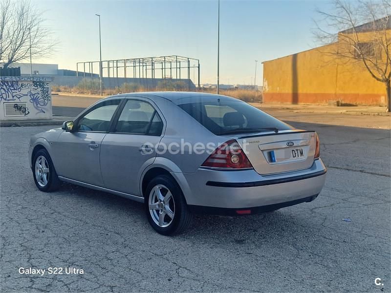 Usado Ford Mondeo Sport 155 CV (114 kW) 2005 Gris / plata Berlina