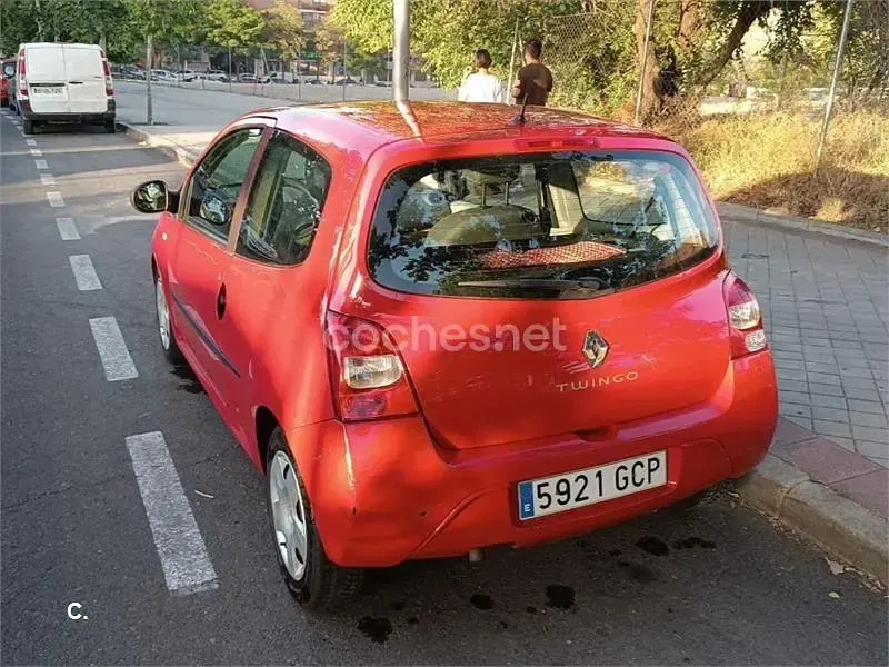 Usado Renault Twingo Authentique 65 CV (47 kW) 2008 Rojo Utilitario
