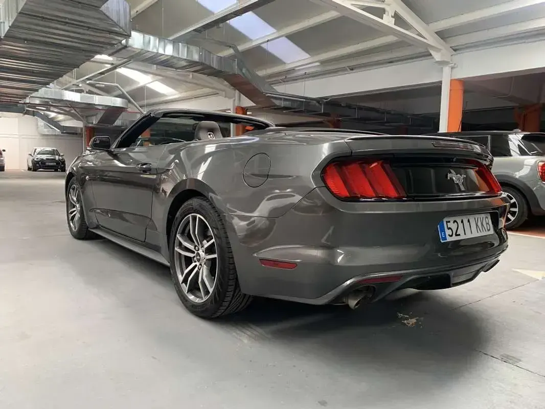 Usado Ford Mustang 305 CV (224 kW) 2015 Gris Descapotable