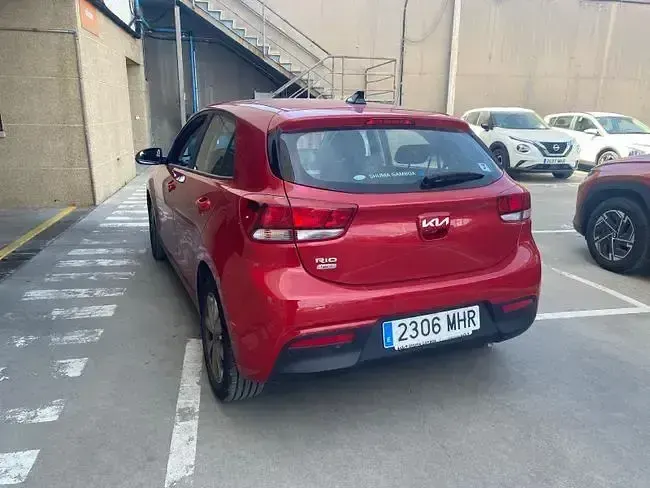 Usado Kia Rio 100 CV (73 kW) 2023 Azul Berlina