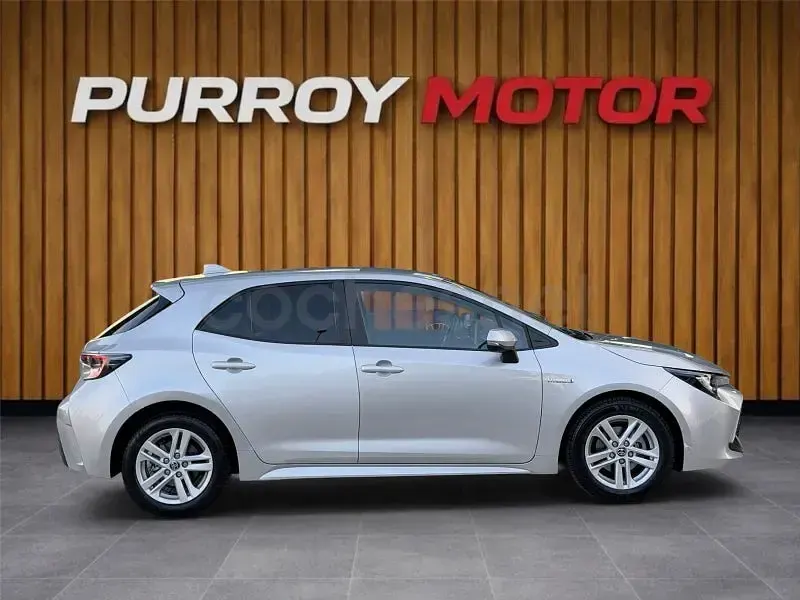 Usado Toyota Corolla Style 122 CV (89 kW) 2022 Gris / plata Berlina