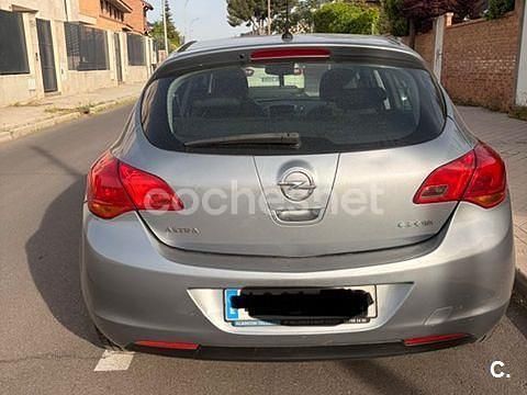 Usado Opel Astra Enjoy 95 CV (69 kW) 2011 Gris / plata Berlina