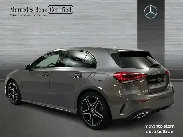 Usado Mercedes A180 AMG line 116 CV (85 kW) 2019 Gris / plata Berlina