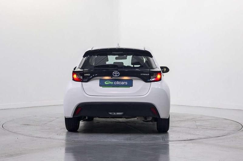 Usado Toyota Yaris Hybrid Business Edition 75 CV (55 kW) 2022 Blanco Berlina