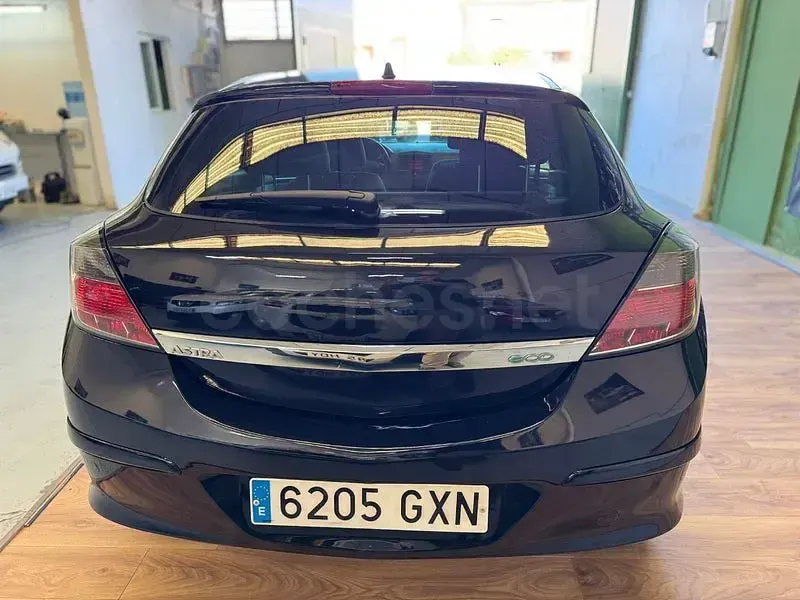 Usado Opel Astra GTC 110 CV (80 kW) 2010 Negro Berlina
