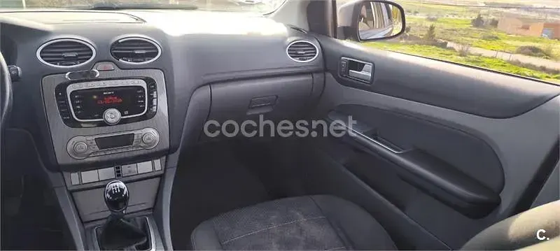 Begagnad Ford Focus Titanium 109 HK (80 kW) 2010 Grå Sedan