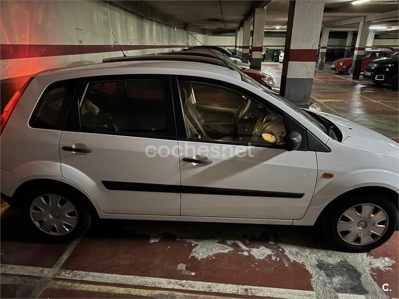 Blanco Usado 2007 Ford Fiesta Futura Utilitario | 2500 € (Buen precio) - Imagen 1/3