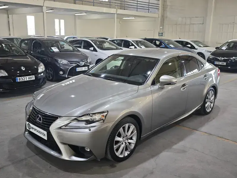 Usado Lexus IS300h Executive Line 223 CV (164 kW) 2016 Gris / plata Berlina