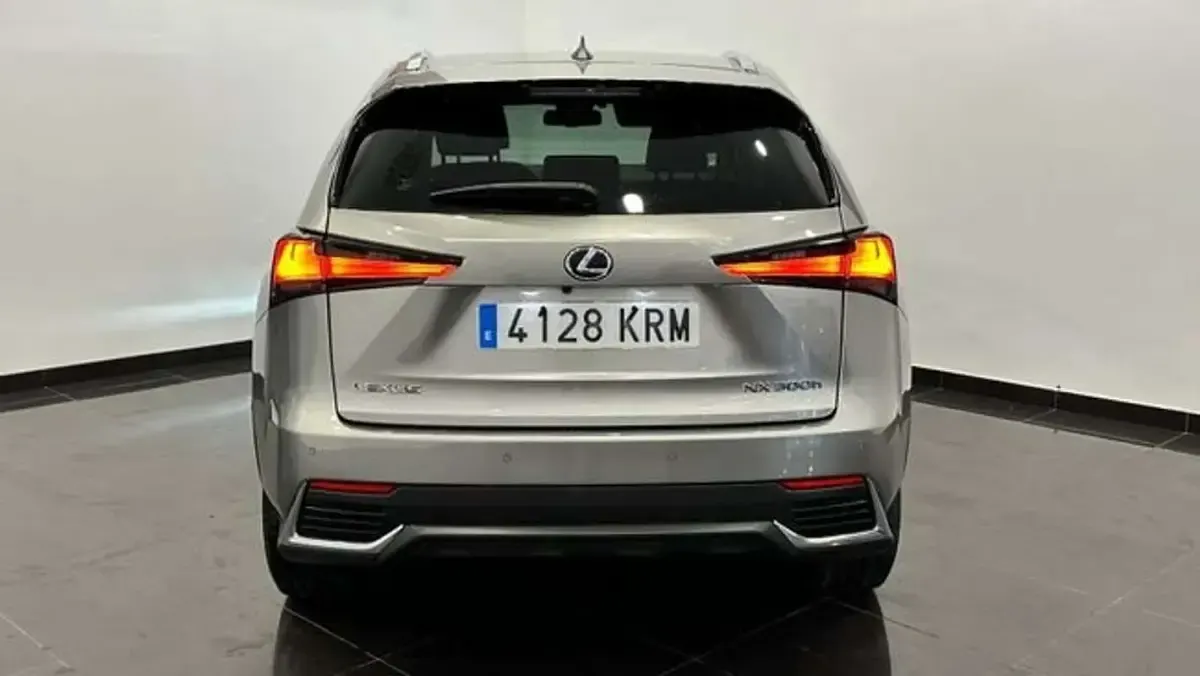Usado Lexus NX300h Executive Line 197 CV (144 kW) 2018 Gris SUV