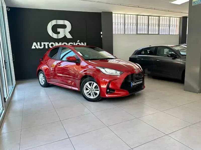 Usado Toyota Yaris 125 CV (91 kW) 2022 Rojo Utilitario