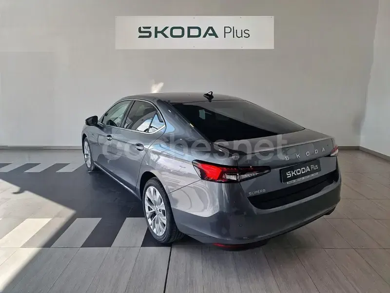 Usado Skoda Superb 150 CV (110 kW) 2024 Gris / plata Berlina