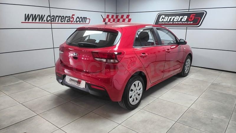 Usado Kia Rio 84 CV (61 kW) 2020 Rojo Berlina