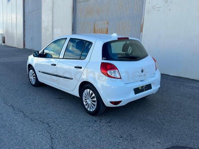Usado Renault Clio III Collection 75 CV (55 kW) 2012 Blanco Berlina