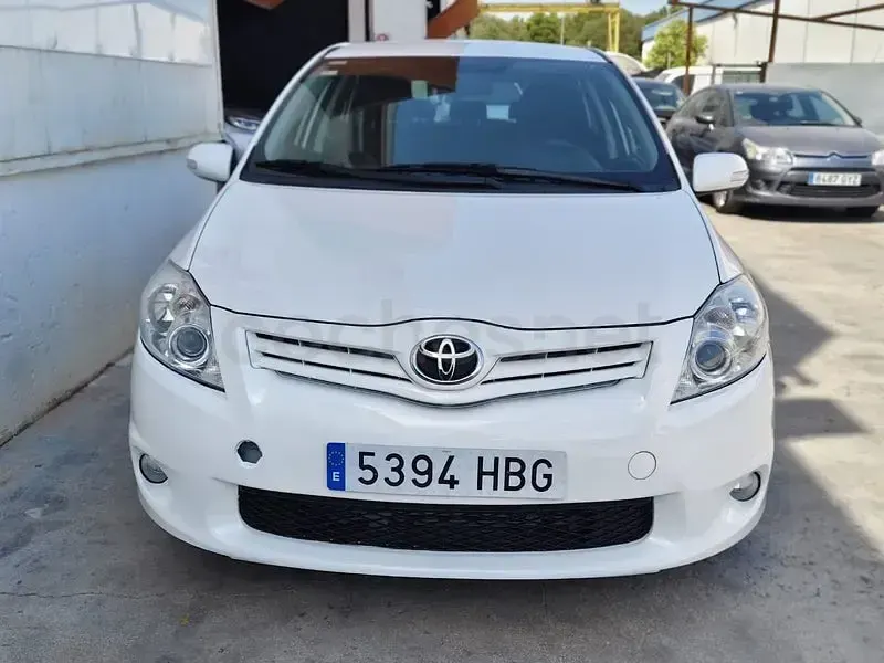 Usado Toyota Auris Active 90 CV (66 kW) 2011 Blanco Utilitario