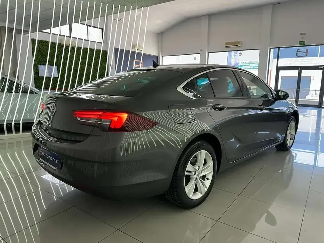 Usado Opel Insignia Business 121 CV (88 kW) 2023 Gris Utilitario