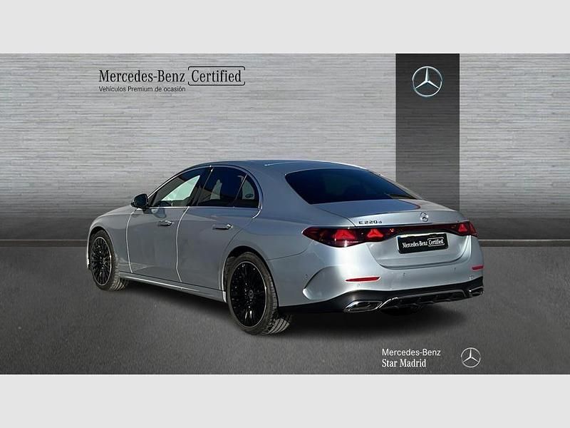 Usado Mercedes E220 AMG line 197 CV (144 kW) 2025 Gris Berlina