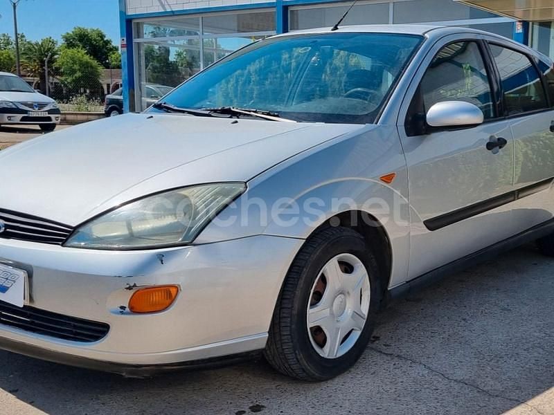 Usado Ford Focus Trend 90 CV (66 kW) 2000 Gris / plata Berlina