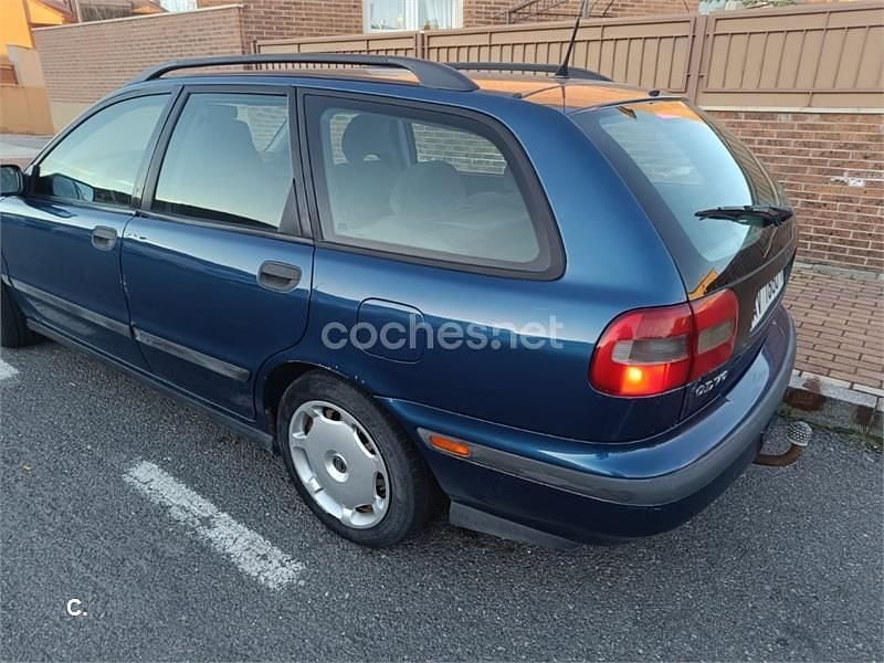 Usado Volvo V40 115 CV (84 kW) 1999 Azul Familiar