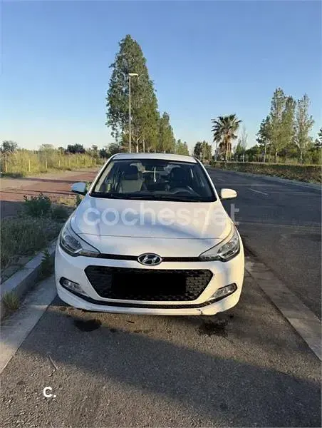 Usado Hyundai i20 90 CV (66 kW) 2017 Blanco Berlina