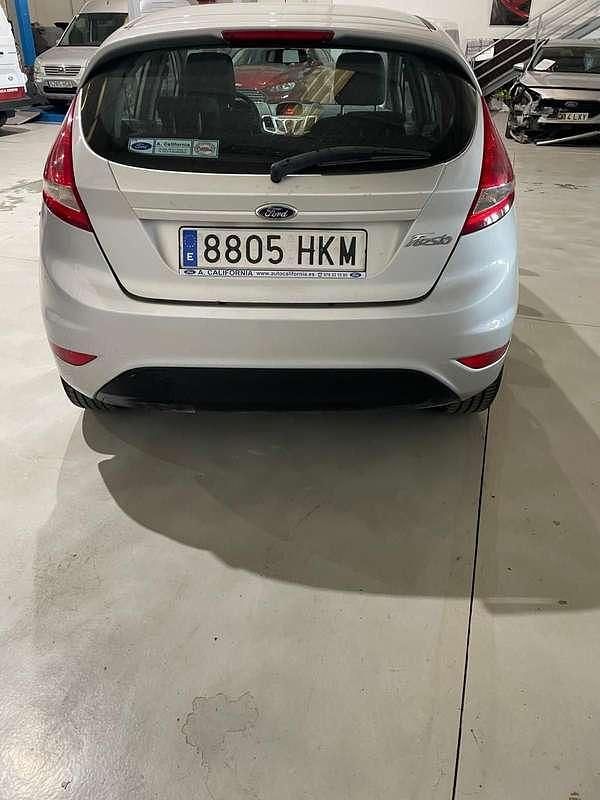 Usado Ford Fiesta Trend 69 CV (50 kW) 2012 Plateado Utilitario