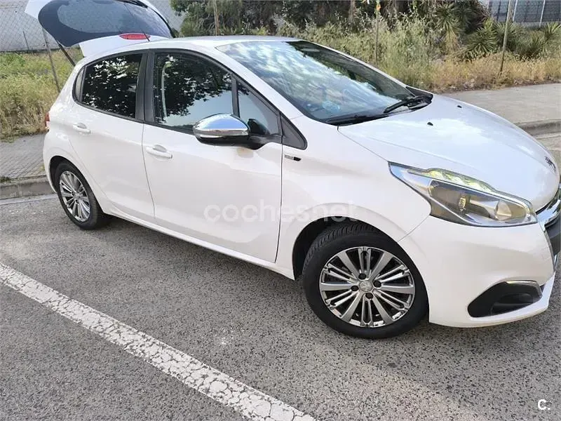 Używany Peugeot 208 Access 82 KM (60 kW) 2017 Biały Hatchback