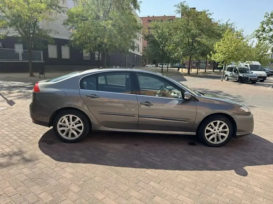 Usado Renault Laguna III Expression 150 CV (110 kW) 2009 Marrón Berlina