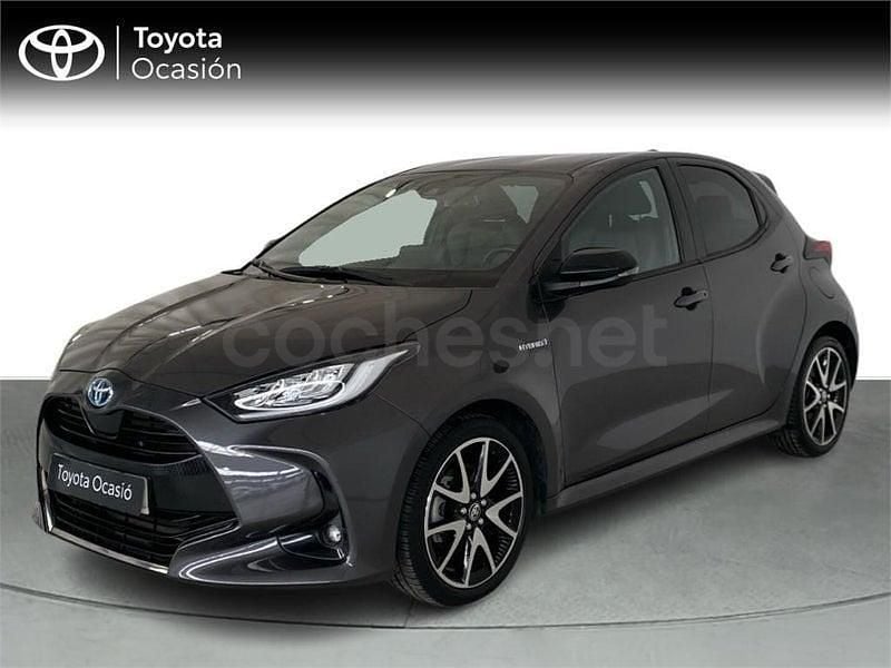 Usado Toyota Yaris Hybrid Style 116 CV (85 kW) 2021 Gris / plata Berlina