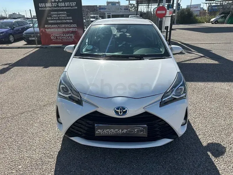 Usado Toyota Yaris Hybrid Active 100 CV (73 kW) 2021 Blanco Berlina