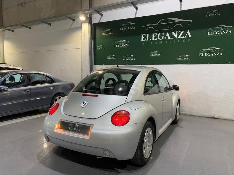 Usado VW New Beetle 102 CV (75 kW) 2002 Gris / plata Utilitario