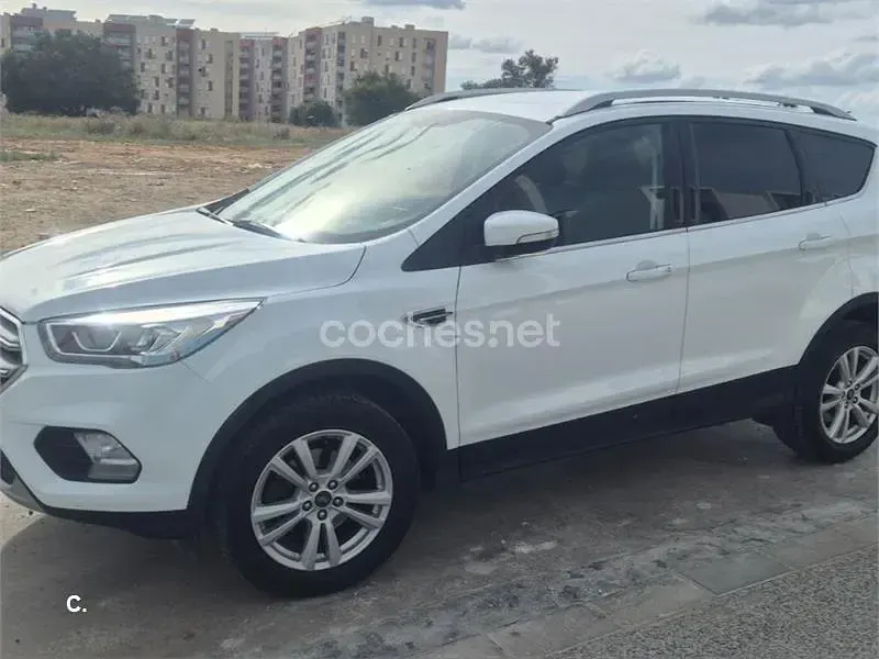 Usado Ford Kuga Trend 120 CV (88 kW) 2019 Blanco SUV