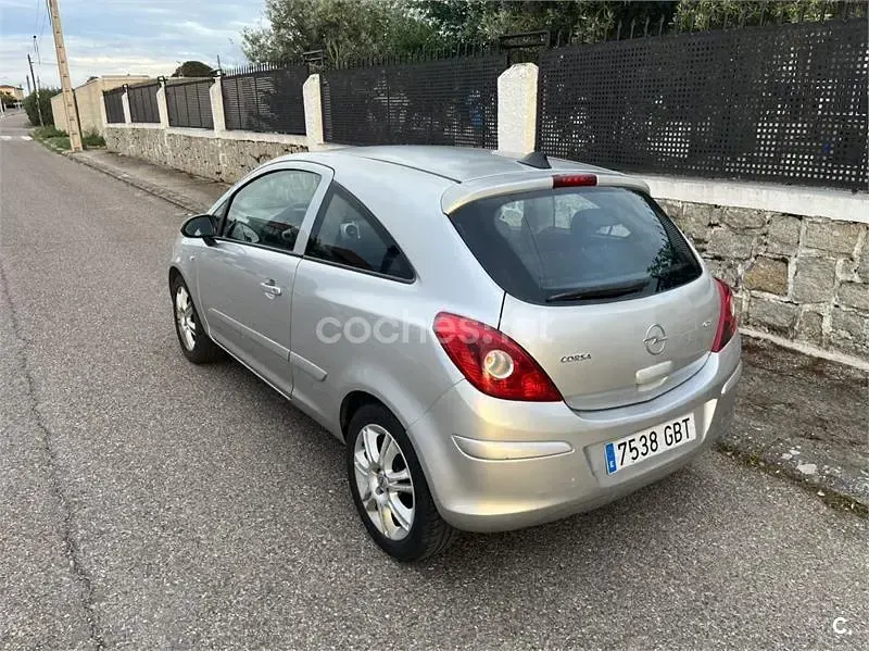 Usado Opel Corsa Enjoy 90 CV (66 kW) 2008 Gris / plata Utilitario