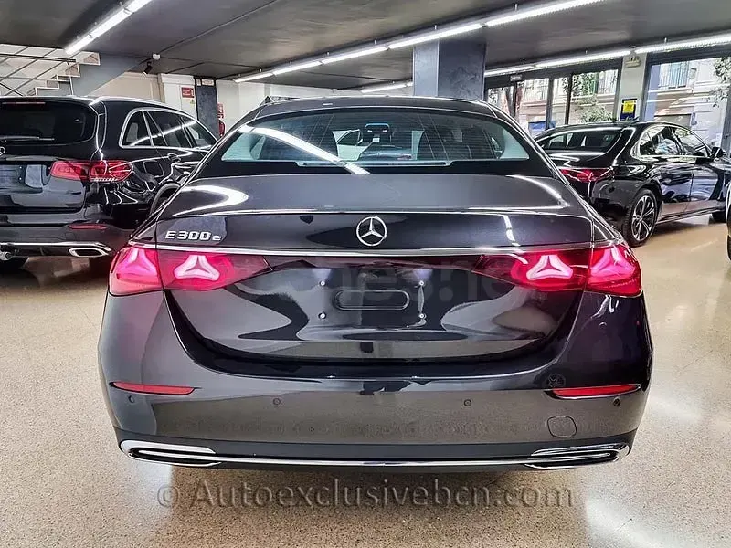 Usado Mercedes E300 313 CV (230 kW) 2025 Gris / plata Berlina