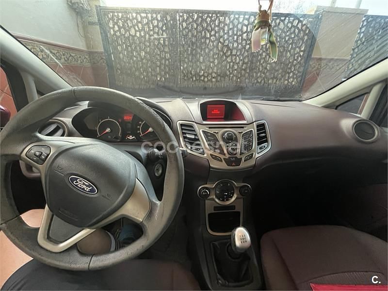 Usado Ford Fiesta Trend 68 CV (50 kW) 2010 Granate Utilitario