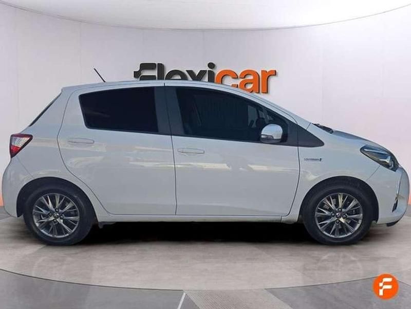 Usado Toyota Yaris Hybrid Active 99 CV (72 kW) 2018 Blanco Utilitario