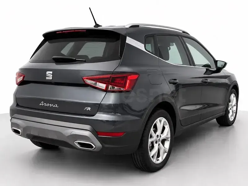Usado Seat Arona FR 115 CV (84 kW) 2025 Gris / plata SUV