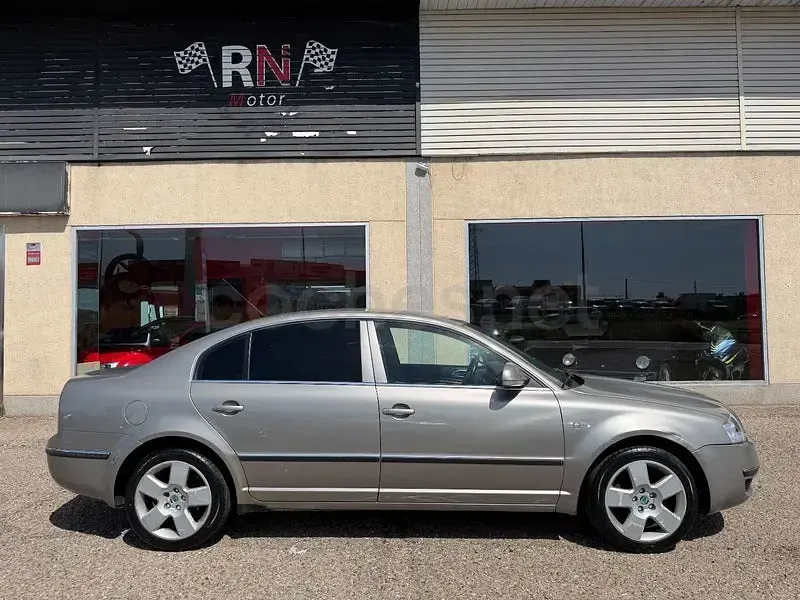 Usado Skoda Superb Elegance 140 CV (102 kW) 2006 Beige Berlina