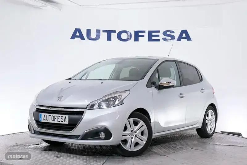 Usado Peugeot 208 Style 82 CV (60 kW) 2018 Plateado Utilitario