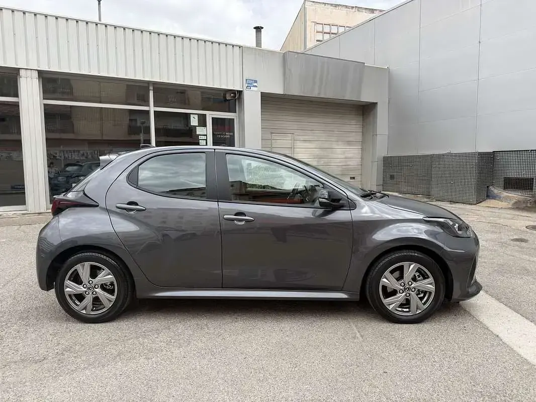Usado Mazda 2 Exclusive-Line 116 CV (85 kW) 2025 Gris Utilitario