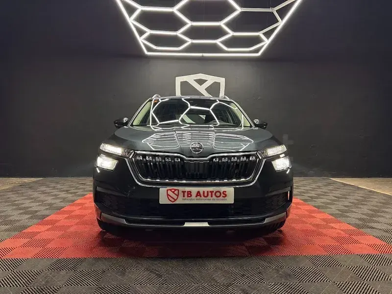 Usado Skoda Kamiq Ambition 110 CV (80 kW) 2021 Gris / plata SUV