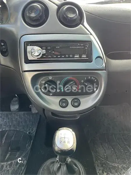 Usado Ford Ka 60 CV (44 kW) 2002 Gris / plata Utilitario