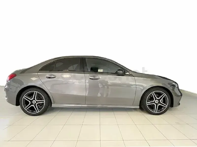 Usado Mercedes A180 116 CV (85 kW) 2025 Gris / plata Berlina