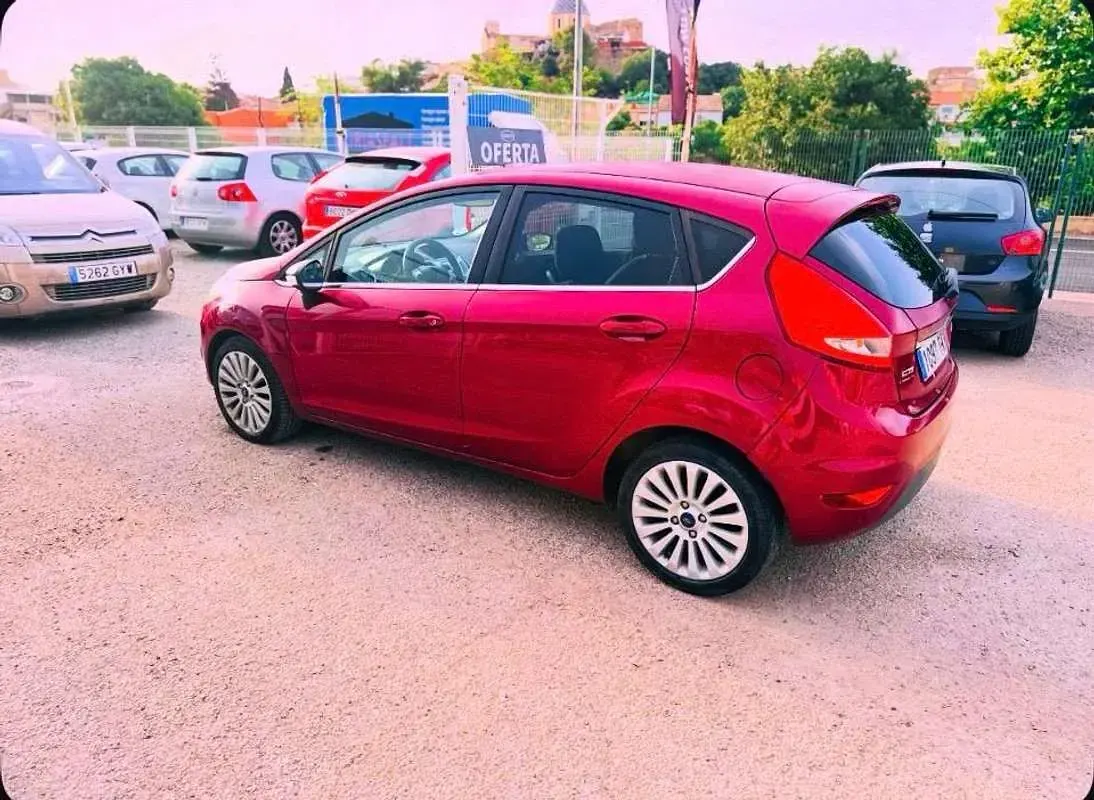 Usado Ford Fiesta Titanium 90 CV (66 kW) 2009 Rojo Utilitario