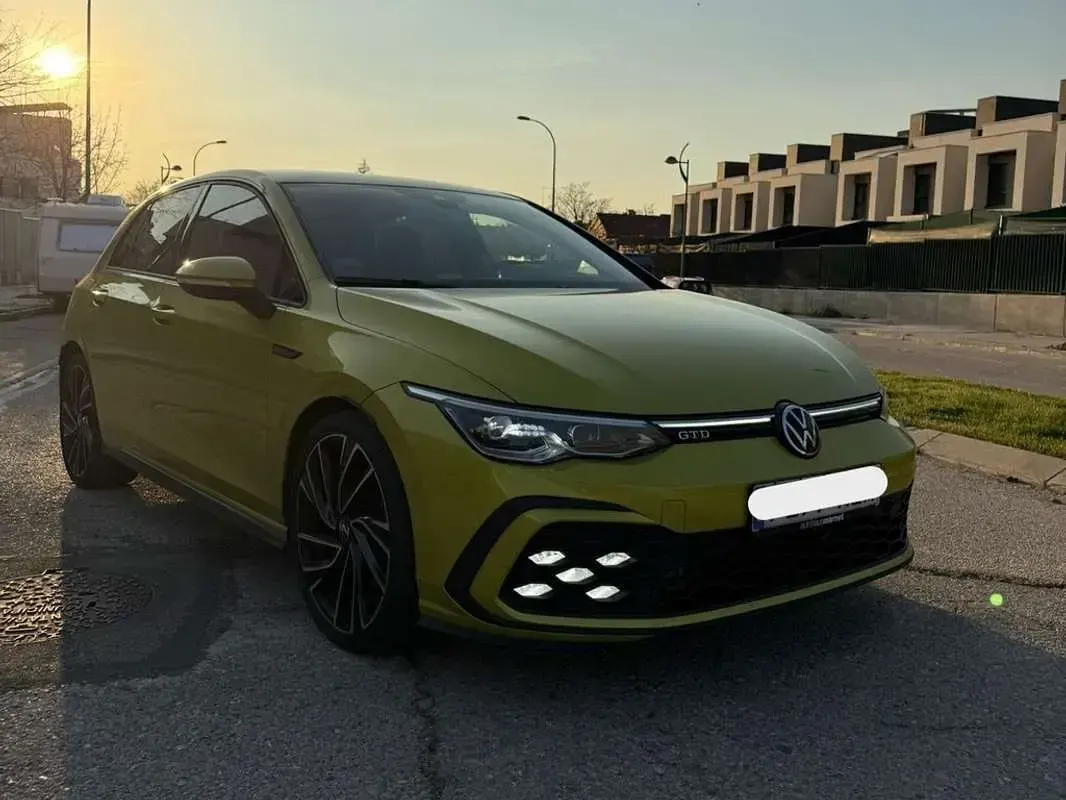 Usado VW Golf VIII R-line 150 CV (110 kW) 2022 Amarillo Utilitario