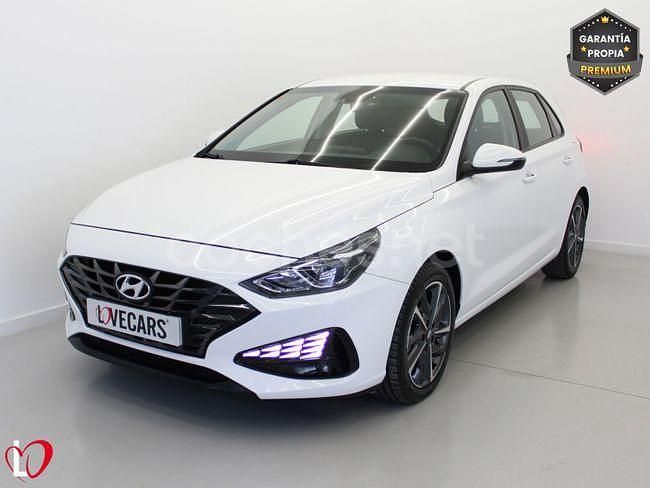 Usado Hyundai i30 110 CV (80 kW) 2021 Blanco Berlina