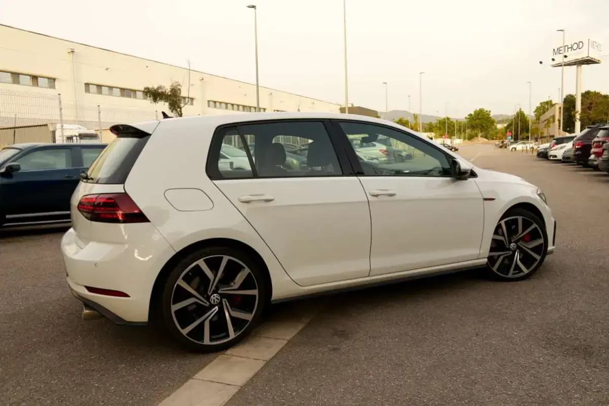 Usado VW Golf VIII GTI 245 CV (180 kW) 2020 Blanco Utilitario
