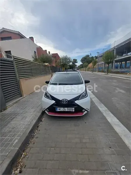 Usado Toyota Aygo X-play 69 CV (50 kW) 2017 Blanco Utilitario