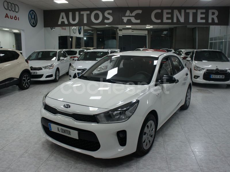 Blanco Usado 2017 Kia Rio Berlina | 8750 € (Precio justo) - Imagen 1/4